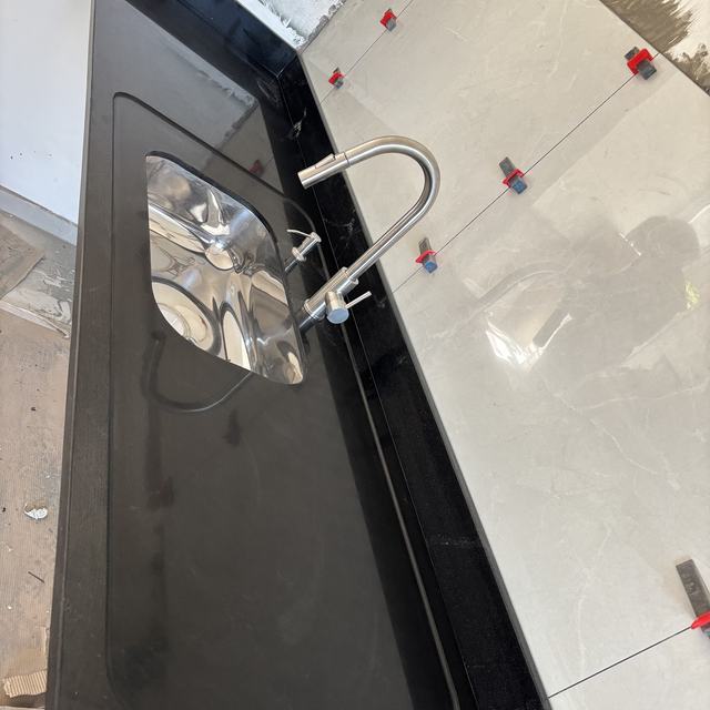 Bancada preta com cuba inox