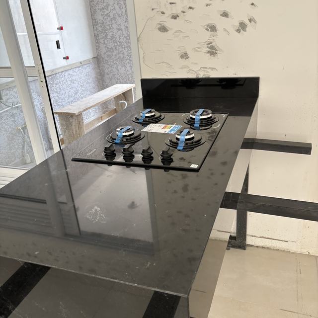Bancada de granito preto com cooktop